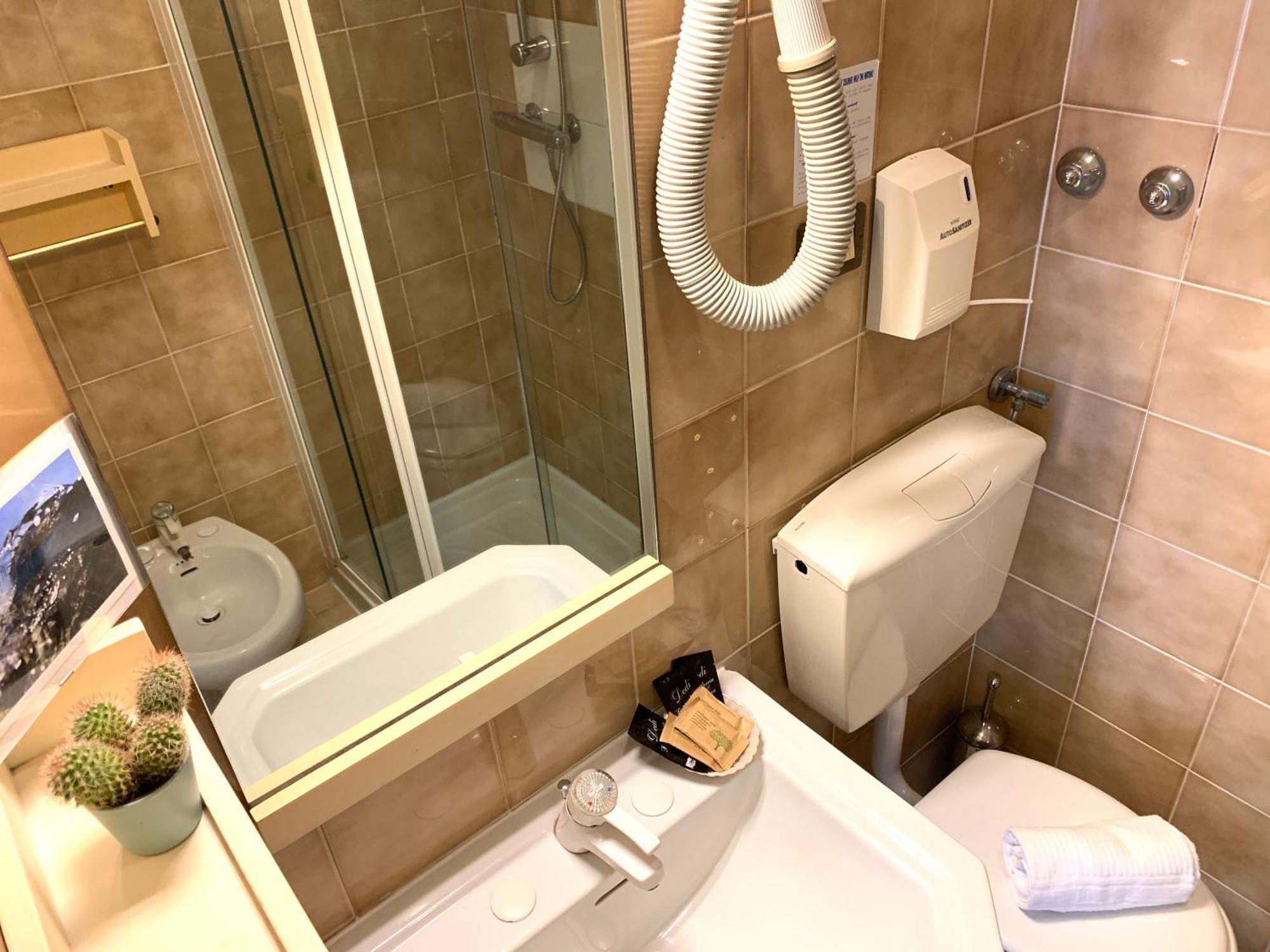 Hotel Baia Di Леванто Екстериор снимка
